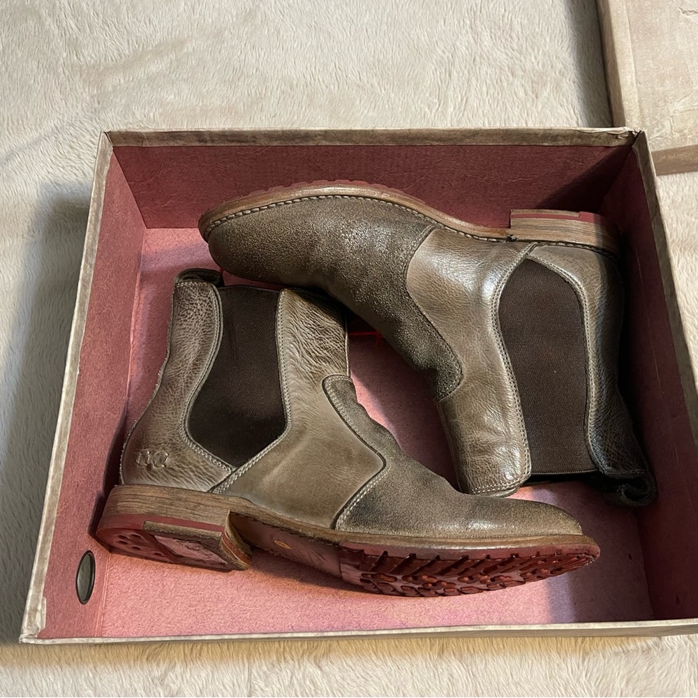 Bedstu Nandi Chelsea boot in the color taupe.